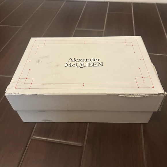 Alexander McQueen White Shoe Boxes - Picture 2 of 3